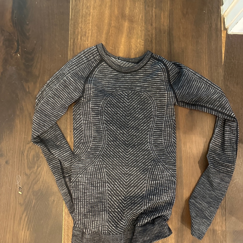 Long sleeve athletic top